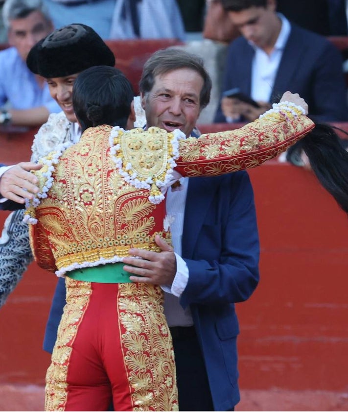 Imagen secundaria 2 - Dos momentos de la faena de Emilio de Justo con Buenasuerte del diestro Emilio de Justo, que se abraza con Justo Hernández tras lograr el indulto en la Glorieta.